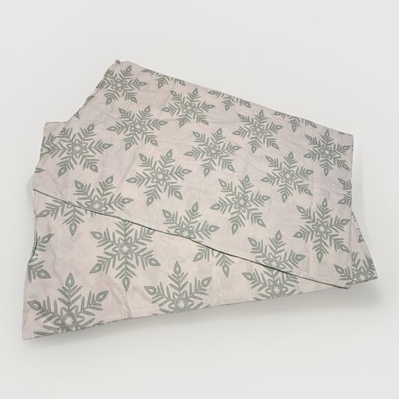 Great Bay Home Set of 2 Standard Pillowcases Green Snowflake 100% Cotton - Picture 1 of 8